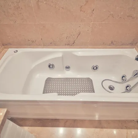 & Mountain Views In Sunny Appartement Benalmádena