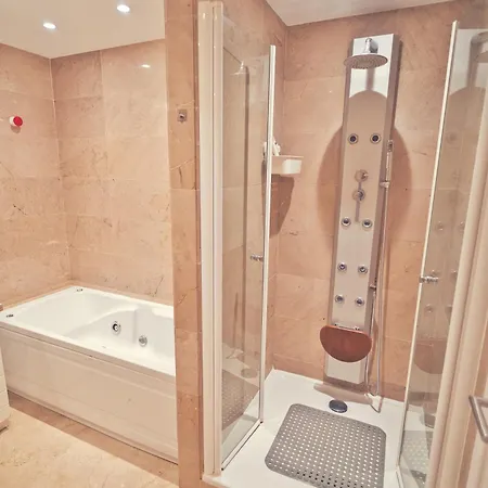 & Mountain Views In Sunny Appartement Benalmádena